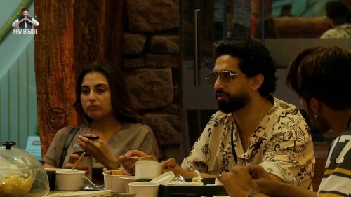 Bigg-Boss-Season-19-2025-www.moviespapa.boo-EP02-Hindi-JioHotStar-Series-1080p.mkv_snapshot_00.11.22.000f334659efa4e4514.jpg