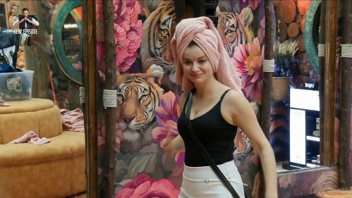 Bigg-Boss-Season-19-2025-www.moviespapa.boo-EP02-Hindi-JioHotStar-Series-1080p.mkv_snapshot_00.18.36.000.jpg